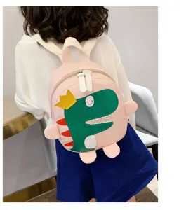 Süsser Kinder Mini Dinosaurier Rucksack Detail, rosa Kleinkind Schulranzen für den Alltag.