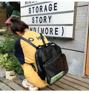 Zaino ita in pelle PU nera con finestra trasparente per bambole anime e badge dettaglio