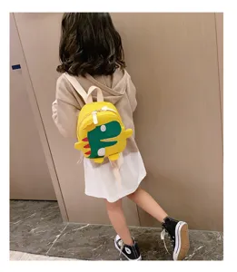 Süßer Cartoon Dinosaurier Kinderrucksack in leuchtendem Gelb, ideal für den Kindergartenalltag.