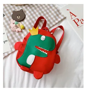 Detailansicht des niedlichen Cartoon-Dinosaurier-Kinderrucksacks mit hellroten und grünen Farben.