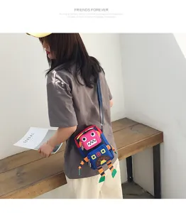 Primo piano della graziosa borsa a tracolla in tela robot, che mostra dettagli colorati.
