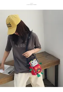Vista dettagliata della borsa a tracolla con robot dei cartoni animati, design unico e divertente.