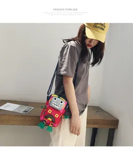 Graziosa borsa a tracolla in tela con robot, colori vivaci e stile unico per l'uso quotidiano.