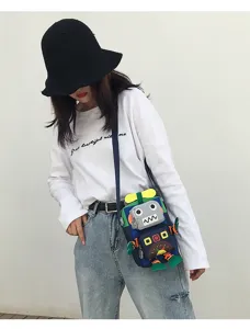 Vista dettagliata della borsa a tracolla in tela robotica eccentrica indossata da una modella.