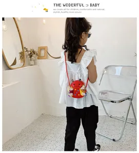 Λεπτομερης εμφανιση παιδικης κοκκινης τσαντας χιαστι πασχαλιτσα με χαριτωμενα φτερα.