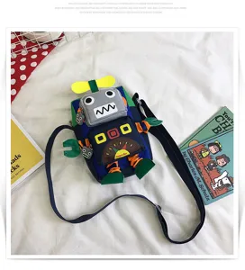 Primo piano dettagliato della borsa a tracolla in tela robot con divertente design a fumetti.