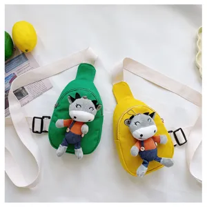 Dettaglio borsa a tracolla per bambini in tela con simpatico peluche di mucca mini.