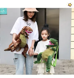 Vue détaillée du joli sac à dos en peluche dinosaure de dessin animé en scène extérieure.