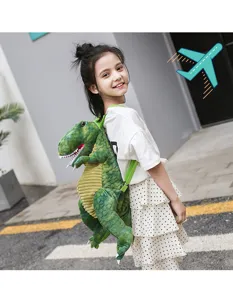 Vue détaillée d'un joli sac à dos dinosaure en peluche porté dehors, style doux et amusant.