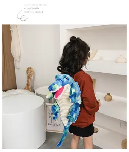 Détail de sac à dos crocodile en peluche mignon avec tissu bleu doux et design.