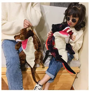 Vue detaillee du sac a dos peluche dinosaure mignon, cartable doux pour enfants et femmes.