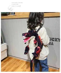 Vue détaillée du mignon sac à dos dinosaure en peluche porté, montrant texture douce et design.