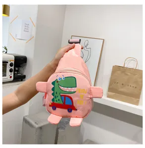 Niedliche Kinder rosa Dinosaurier Brusttasche Detail, tolle Cartoon Umhängetasche für Alltag.