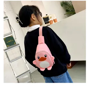 Joli sac bandoulière en nylon motif canard rose pour enfants, vue détaillée du sac de poitrine.