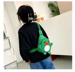 Vue détaillée du sac de poitrine vert canard dessin animé, accessoire pour enfants.
