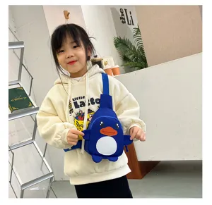 Sac bandoulière enfant mignon dessin animé canard vue détail, en nylon, accessoire idéal.