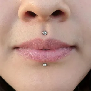 Close-up detailopname van piercing sieraden met sprankelende strass-steentjes voor dagelijks.