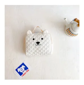 Leuke witte gewatteerde beren cosmetische tas, zachte stof met schattig geborduurd gezicht.