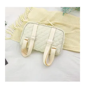 Gewatteerde kinderrugzak detailweergave in beige met verstelbare bandjes en zachte stof.
