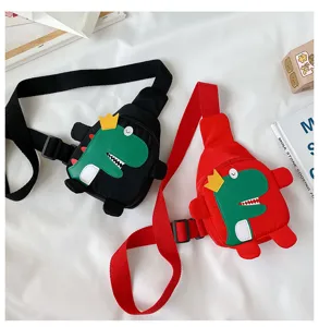 Detailansicht niedlicher Dino-Umhängetaschen für Kinder in Schwarz und Rot mit verstellbarem Gurt.