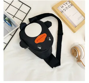 Sac de poitrine canard dessin animé en nylon noir pour enfants, détail de sac bandoulière.