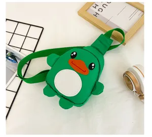 Gros plan du sac de poitrine canard vert dessin animé mignon, tissu nylon et détails zippés.