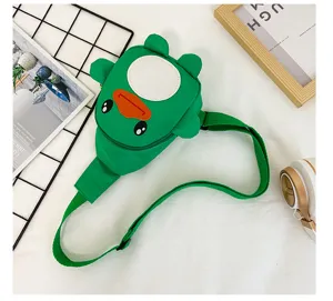 Détail de sac de poitrine pour enfants canard dessin animé, sac bandoulière en nylon vert