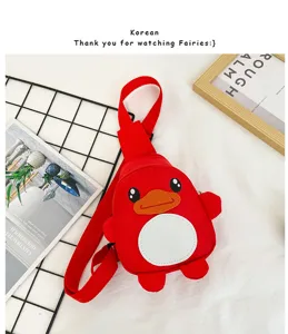Détail de sac de poitrine de canard de dessin animé rouge, sac bandoulière nylon.