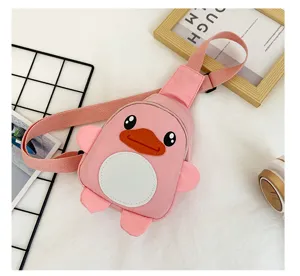 Détail du sac de poitrine canard de dessin animé avec tissu en nylon rose et bec orange.