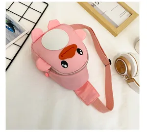 Détail de sac poitrine canard rose, sacoche en nylon pour enfants, accessoire mignon.