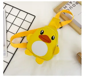 Vue détaillée du sac de poitrine pour enfant en forme de canard jaune, nylon souple et sangle réglable.