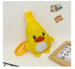 Vue détaillée du sac bandoulière enfant canard jaune mignon en nylon doux avec un design adorable.