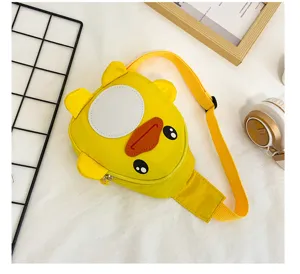 Sac de poitrine mignon canard jaune dessin animé pour enfants, bandoulière nylon détail.