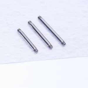 Scatto dettagliato di barre dritte filettate esterne in titanio G23 per gioielli piercing.