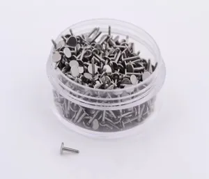Set di borchie labret per piercing in acciaio inossidabile in barattolo trasparente.