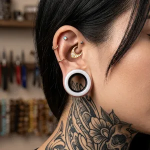 Túnel de oreja de acero silicona detalle primer plano piercing joyería corporal