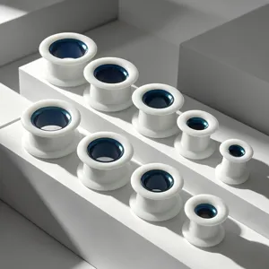 Vista detallada de expansores de oreja de acero inoxidable blanco y azul en tamaños degradados.