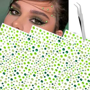 Detailansicht von grünen Strasssteinen für das Gesicht zum Festival-Make-up, glitzernd.