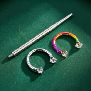 3-teiliges Hufeisen-Piercing-Set aus Edelstahl mit funkelnden Zirkonia-Steinen.