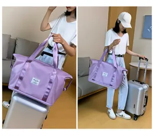Geräumige violette Reisetasche mit Kofferhalterung, leichte Sporttasche für Damen.