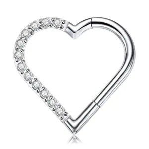 Nahaufnahme des herzförmigen Piercing Ringes mit glänzenden Zirkonia Steinen im Detail.