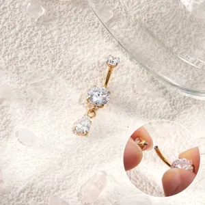 Detailansicht des G23 Titan Bauchnabelrings mit funkelndem Zirkonia und Tropfenanhänger.