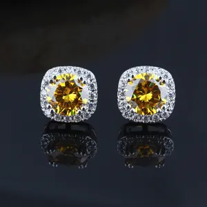 Nahaufnahme der exquisite gelbe Zirkon Ohrstecker mit funkelnden kleinen Zirkonia Steinen.