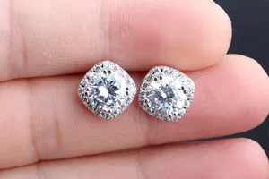 Detaillierte Nahaufnahme klassischer quadratischer Zirkonia Ohrstecker mit funkelnder Silberfassung.
