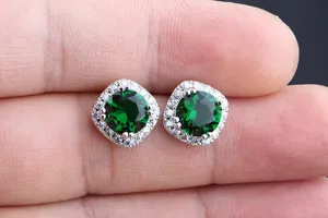 Nahaufnahme Detail der grünen Zirkon quadratischen Ohrringstecker mit funkelndem Edelstein.