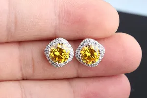 Klassische quadratische gelbe Zirkonia Ohrstecker mit weißem Kristall Heiligenschein, schick.