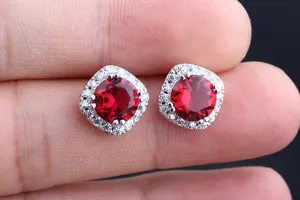 Rote Edelstein Ohrstecker Nahaufnahme, glänzender Zirkon Halo, exquisite Schmuck Detail Ansicht.