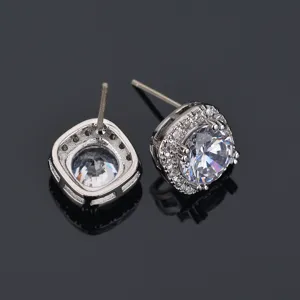 Detailansicht klassischer Zirkonia Ohrstecker mit Halo Fassung und glänzenden Silberstiften.