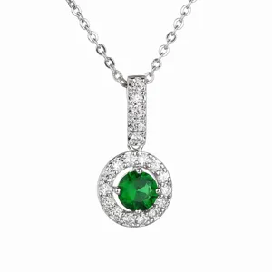 Gedetailleerde close-up van een schitterende ronde ketting met groene zirkoon hanger.