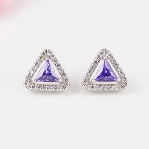 Primo piano dettagliato di orecchini a lobo geometrici a triangolo con zirconi viola e strass.